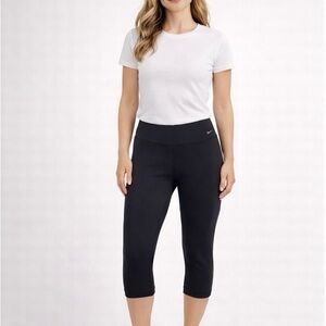 Nike Women's Black Cropped Leggings Size Small
Athletic Workout Pants